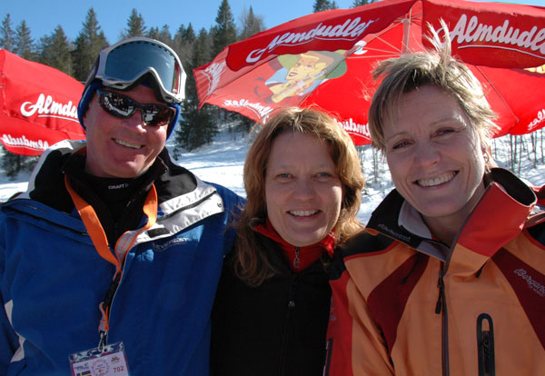 Anders Sundqvist med två damer